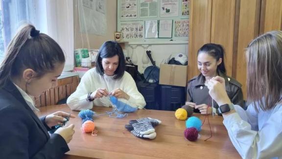 Около 100 пар носков связали для участников СВО в Предгорном округе Ставрополья