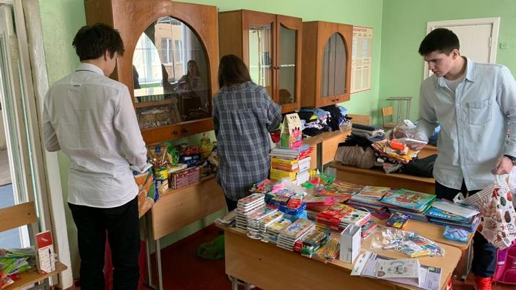 Более 500 килограммов гуманитарной помощи собрали школьники Кисловодска для беженцев из Донбасса 