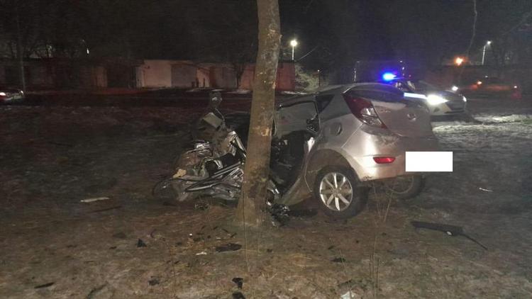 Водитель-бесправник на Ставрополье врезался в дерево на чужой иномарке: погиб подросток
