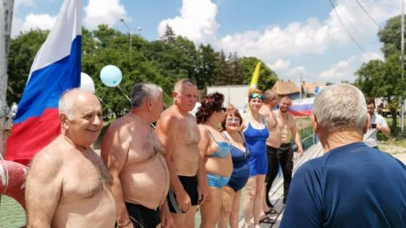 В Ессентуках моржи отметили День России массовым заплывом