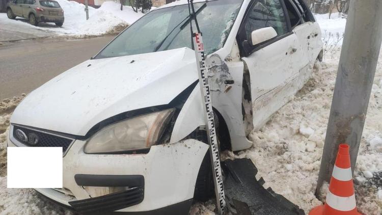 Машина врезалась в столб в Ставрополе: 2 человека пострадали