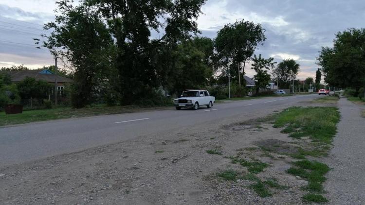 Подъездную дорогу к хутору Верхнеегорлыкскому ремонтируют на Ставрополье