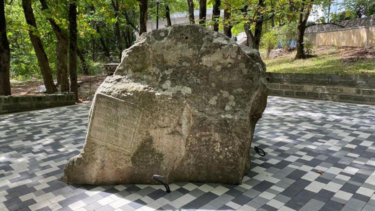 В Железноводске старинный камень украсят подсветкой