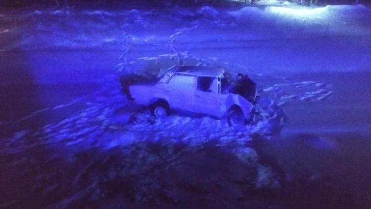 На зимней дороге в Ставропольском крае легковушка влетела в грузовик