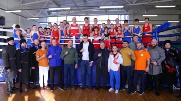 В пятигорской спортшколе побывал генсекретарь Федерации бокса Кирилл Щекутьев
