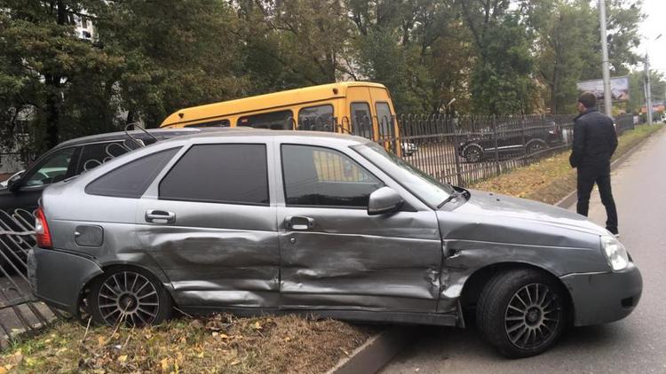 После столкновения с иномаркой «Лада Приора» врезалась в забор и припаркованные авто в Ставрополе