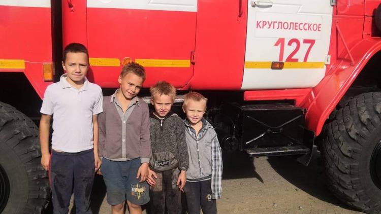 Четверо детей сдерживали пожар в селе Круглолесском на Ставрополье