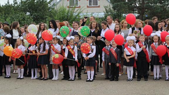 900 первоклассников в новом учебном году приняли школы Кочубеевского района