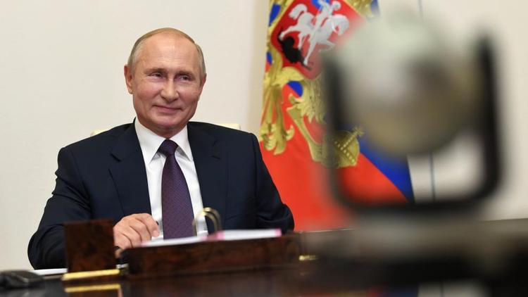 Владимир Путин провёл онлайн-встречу с выпускниками-управленцами
