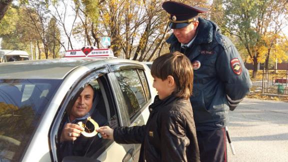 В Пятигорске школьники подарили водителям подковы на удачу