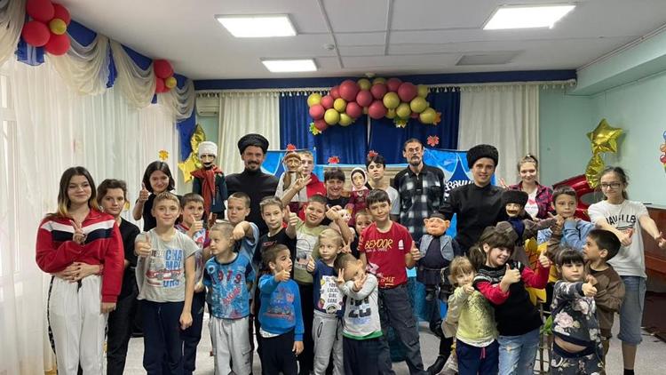 Воспитанники Ставропольского приюта посмотрели кукольный спектакль про казаков