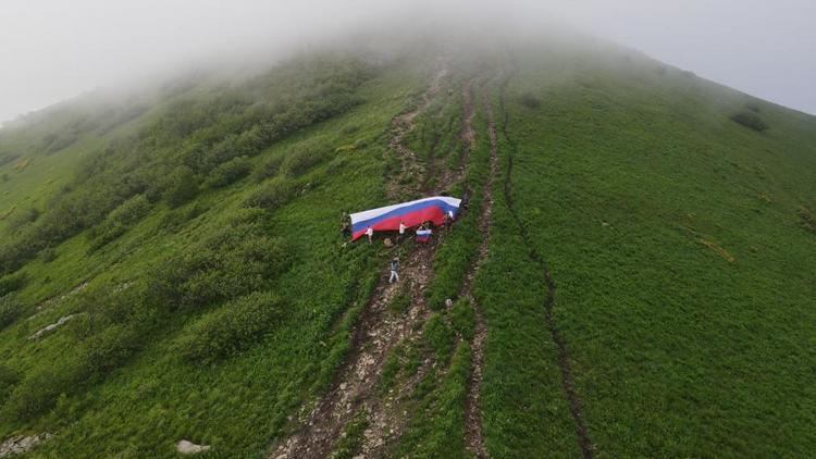 Триколор и флаги новых субъектов развернули на вершинах Железноводска в День России