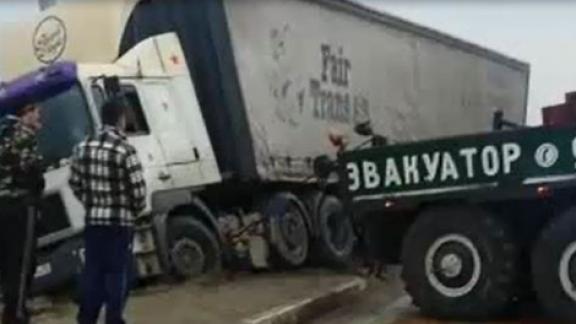 Сотрудники ГИБДД предотвратили переворот грузовика в Ставрополе