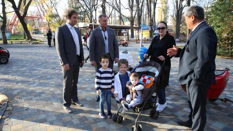 «Отцовский патруль» проверил на безопасность детские площадки Ставрополя