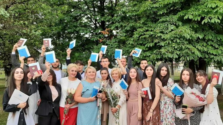 Выпускников Предгорного округа поздравила депутат Госдумы России