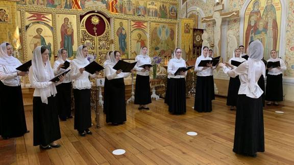 В Ставрополе выпускные экзамены сдали девушки регентской школы духовной семинарии