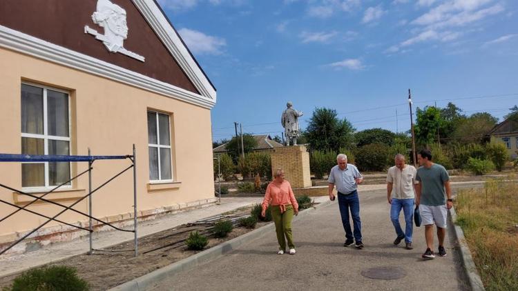 На Ставрополье партдесант оценил ремонт сельского Дома культуры