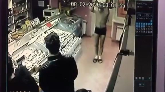 В Ставрополе парень в трусах «закалялся» в магазине