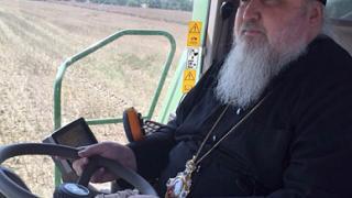 Митрополит Кирилл благословил аграриев и намолотил бункер рапса в поселке Горьковском