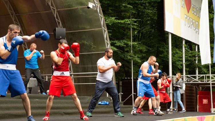 В Ставрополе День бокса отметили массовой тренировкой