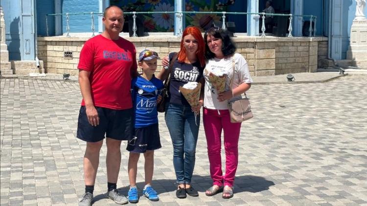 Семья из Мариуполя встретилась в Железноводске спустя два месяца после разлуки