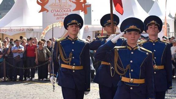 Юнармейцы из Невинномысска в составе почётного караула прошли по Красной площади