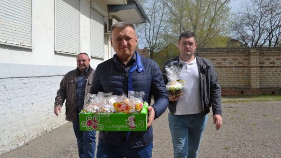Глава Георгиевского округа поздравил с Пасхой беженцев Донбасса