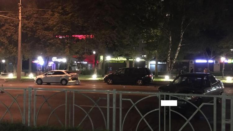 Три автомобиля столкнулись в Ставрополе: пострадали два человека