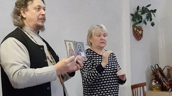 Православный священник выступил с проповедью при участии сурдопереводчика