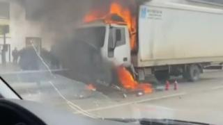 Соцсети: В Невинномысске пылающий грузовик помогали тушить водители