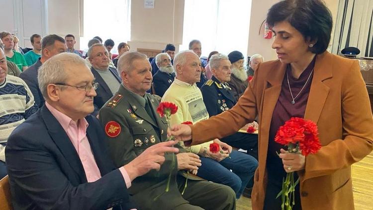 Ветеранам в Кисловодске подарили цветы и спели казачьи песни 