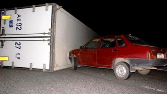 ДТП на трассе «Кавказ»: грузовик опрокинулся при столкновении с «девяткой», водитель погиб