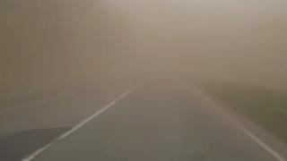 Сильный боковой ветер и пыльная буря затрудняют движение водителей на Ставрополье