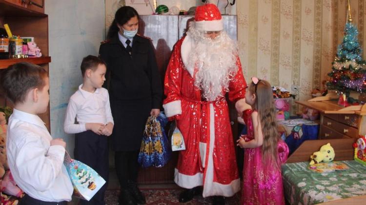 Полицейский Дед Мороз поздравил детей из многодетной семьи