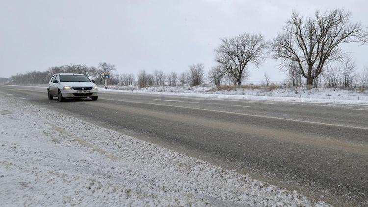 Водителей Ставрополья предупредили о плохой видимости на дорогах из-за тумана и снега