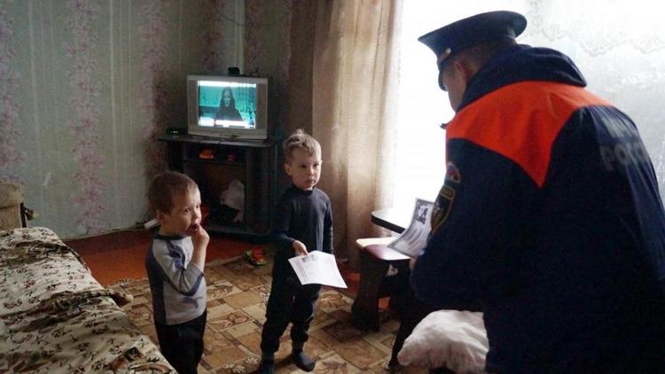 В селе Спицевка в домах многодетных семей установили пожарные извещатели