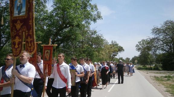 Выпускники школ ставропольского села Солдато-Александровского прошли крестным ходом
