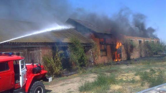 На Ставрополье на частном подворье пожарные потушили крупное возгорание