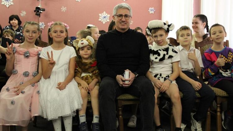 Члены «Единой России» поздравили с наступающим праздником детей из ставропольских детдомов