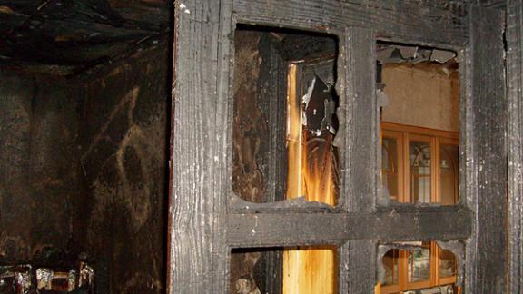 Пожар в двухэтажном доме потушили огнеборцы в поселке Новоульяновском