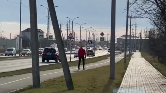 Едущего по асфальту лыжника на коньках заприметили в Ставрополе