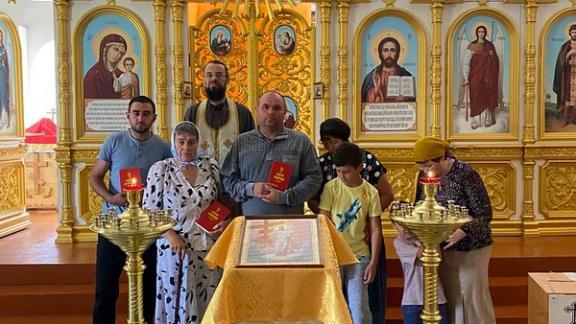 Священник посетил беженцев с Украины в пункте временного размещения в Малых Родниках