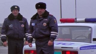 На Ставрополье автоинспекторы обогрели водителя и помогли вытащить машину из кювета