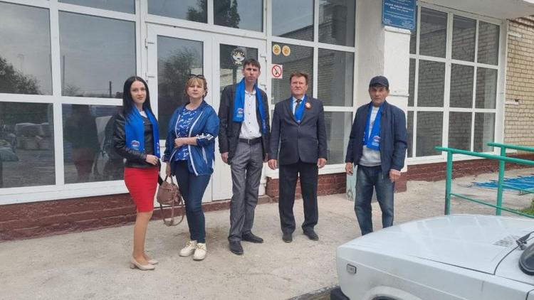Партийный десант оценил ход ремонта в школе Степновского округа Ставрополья