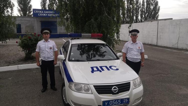 На Ставрополье автоинспекторы помогли путешественнице из Москвы достать машину из грязи