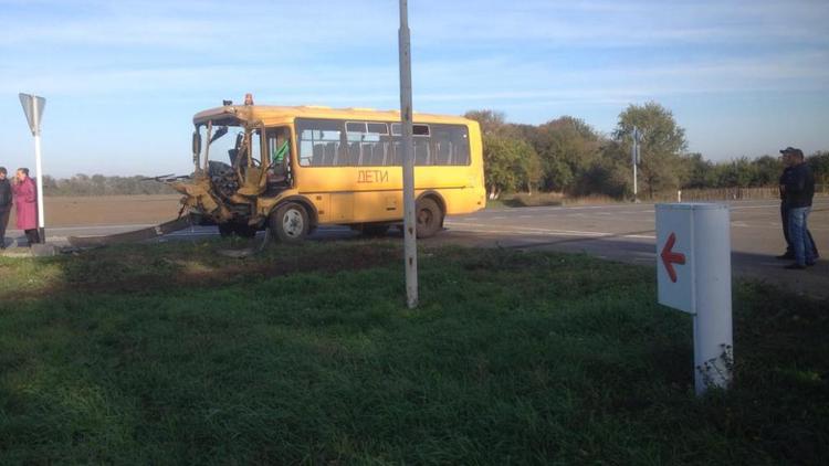 На Ставрополье фура протаранила школьный автобус