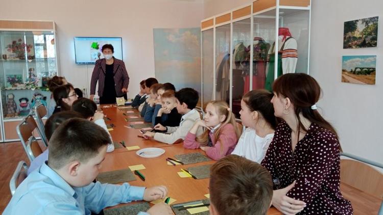 В музее ставропольского села Татарка школьники научились делать «Птицу счастья»