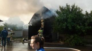 Пожар уничтожил жилой дом и гараж с машиной в Ставрополе