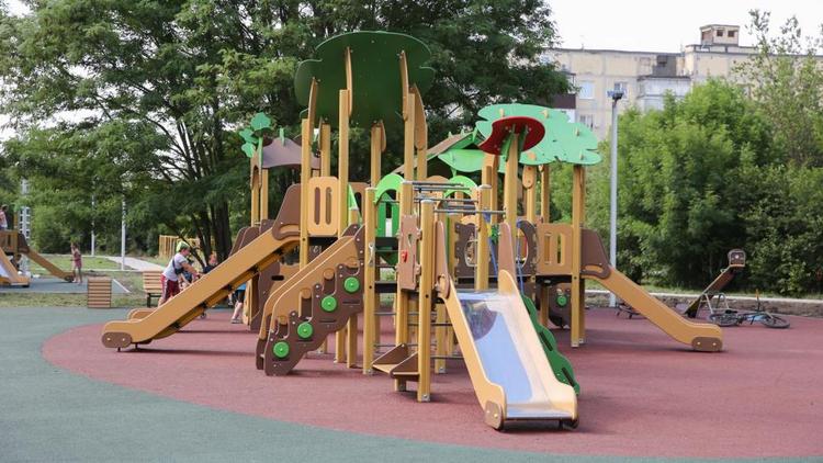 Детские площадки обустроили в новом сквере в посёлке Дёмино
