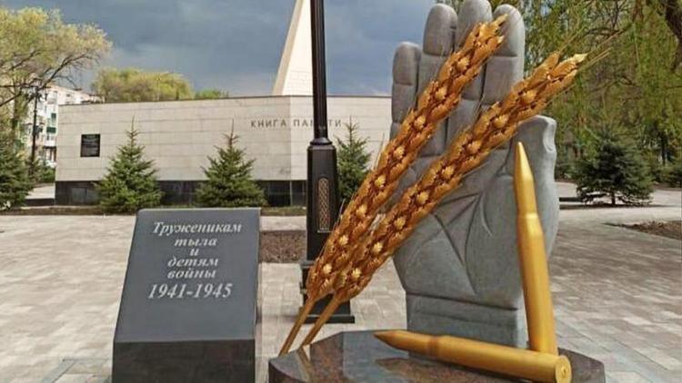 В Невинномысске установили памятник «Труженикам тыла и детям войны»